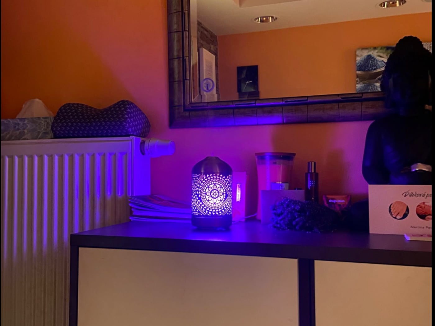 Večerní atmosféra salonu Hotel Vista – difuzér, sůl a Buddha